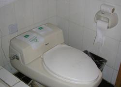 Notation toilettes de Qinibahrg Hotel, à Kashgar
